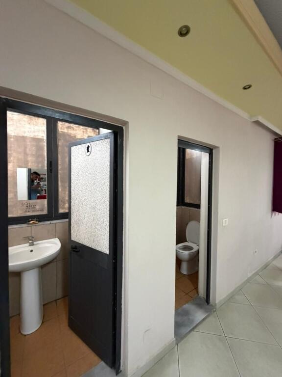 Locale commerciale in affitto situato nell'ospedale accanto alla strada principale Petrit Llaftiu