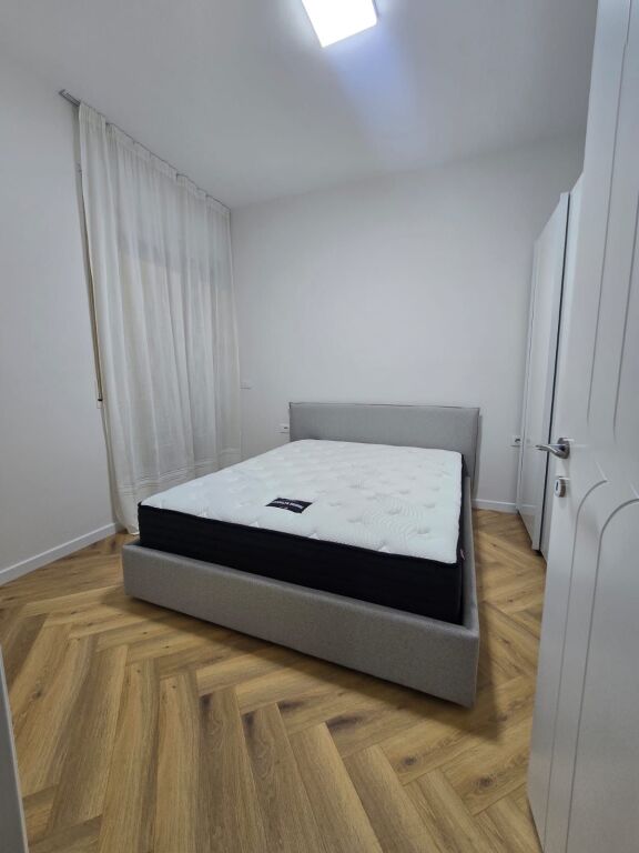 Apartament me qira 1+1 përballë American 3