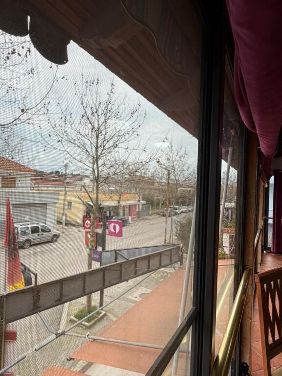 Locale commerciale in affitto situato nell'ospedale accanto alla strada principale Petrit Llaftiu