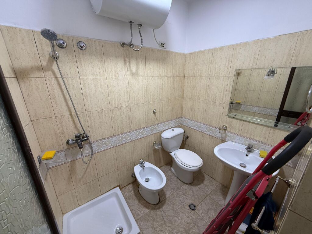 📣 QERA Apartament 1+1 Me Kuzhine Me Vete 📍 Prane Institutit Te Higjenes, Ambasada Amerikane 🛣️ Rruga "Qamil Guranjaku" ✨   🏢 Ndertim Ekzistues  🪜 Kati 6 (Pa Ashensor)  🛋️ I Mobiluar  📐 Siperfaqe 740 m2   💶 Cmimi 45.000 Leke i Pa Diskutueshem