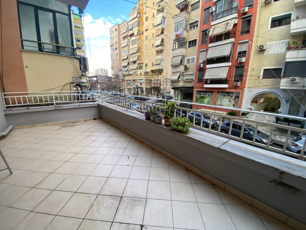 For sale 1+1, furnished with veranda, commune of Paris, 180,000 euros