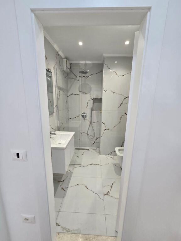 Shitet apartment  Në Zonën E Alidem Afër Azilit te Pleqve 1+1
