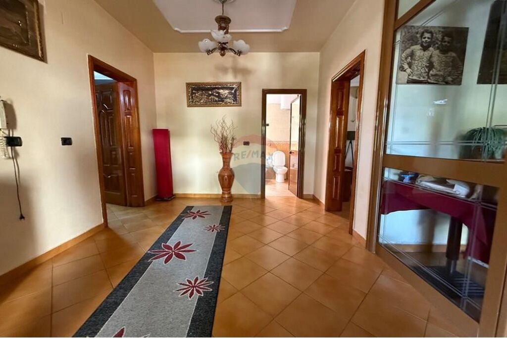 Villa di 3 piani in vendita vicino a Siri Kodres!