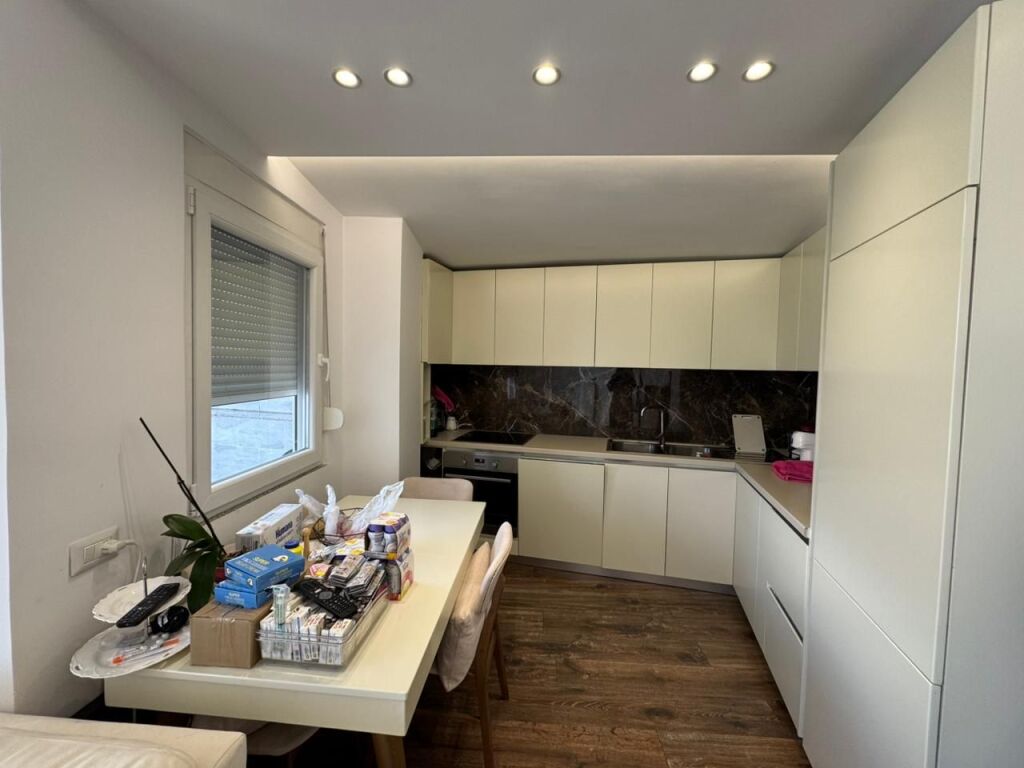 🏡 Shitet apartament 1+1 (papafingo) 📍 Liqeni i Thatë💶 Çmimi: 250.000 €