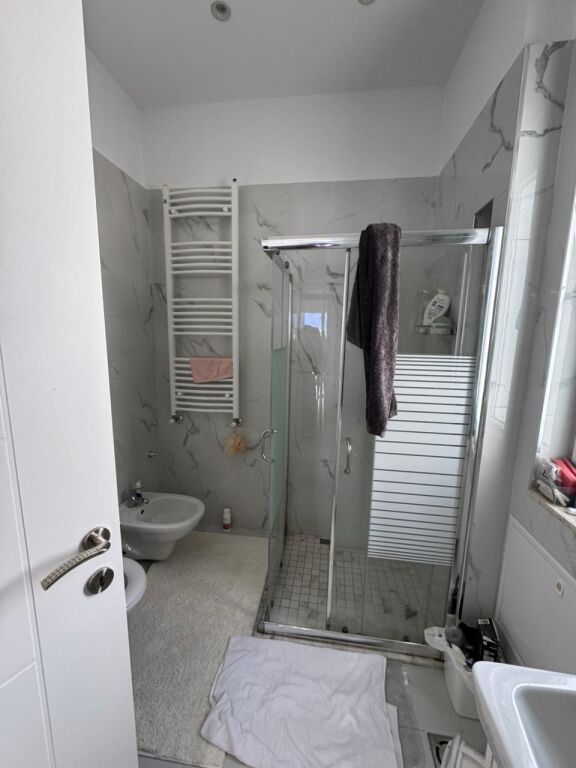 🏡 Shitet apartament 1+1 (papafingo) 📍 Liqeni i Thatë💶 Çmimi: 250.000 €