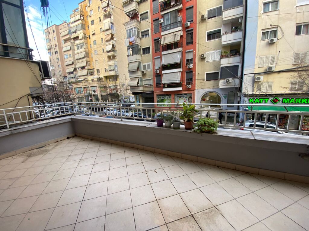For sale 1+1, furnished with veranda, commune of Paris, 180,000 euros