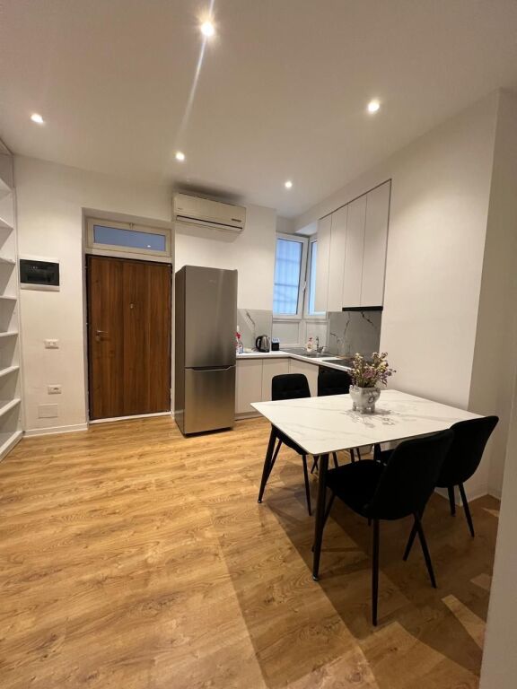 Apartament 1+1 per qira tek Rruga e Barrikadave.