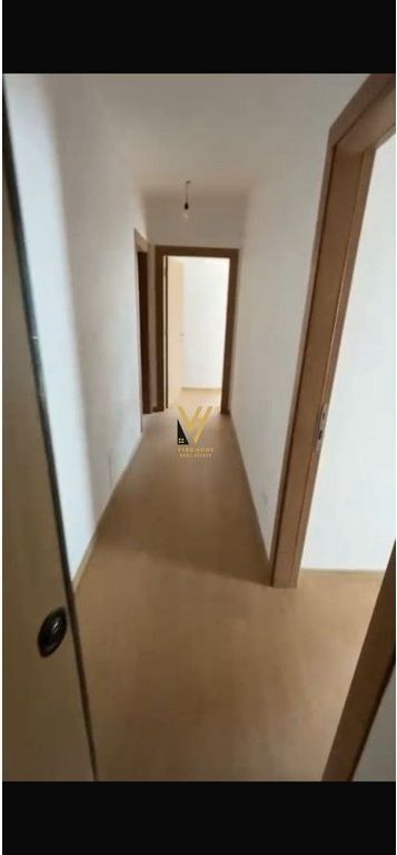 SI OFFRE AMBIENTE 117 M2 IN AFFITTO A 5 MAJI 400 EURO