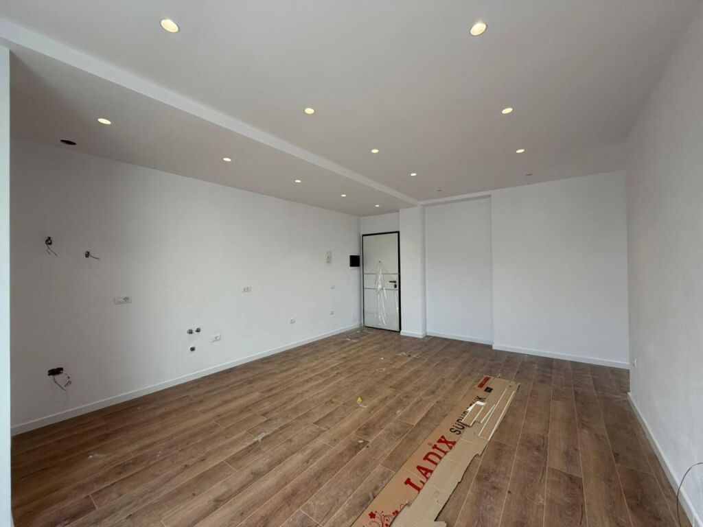 21 Dhjetori, Japim Me Qira Apartament 1+1 Per Zyra