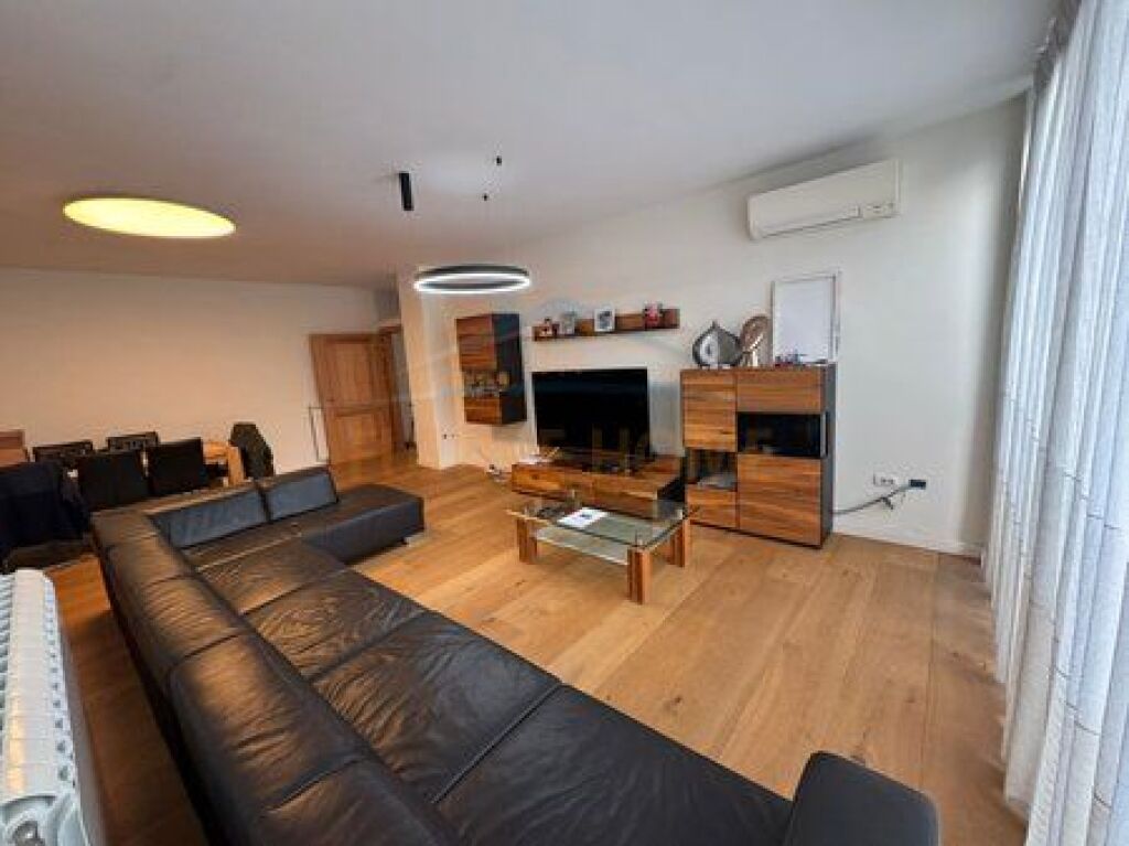 Shitet , Apartament 3+1+3 , Kinostudio