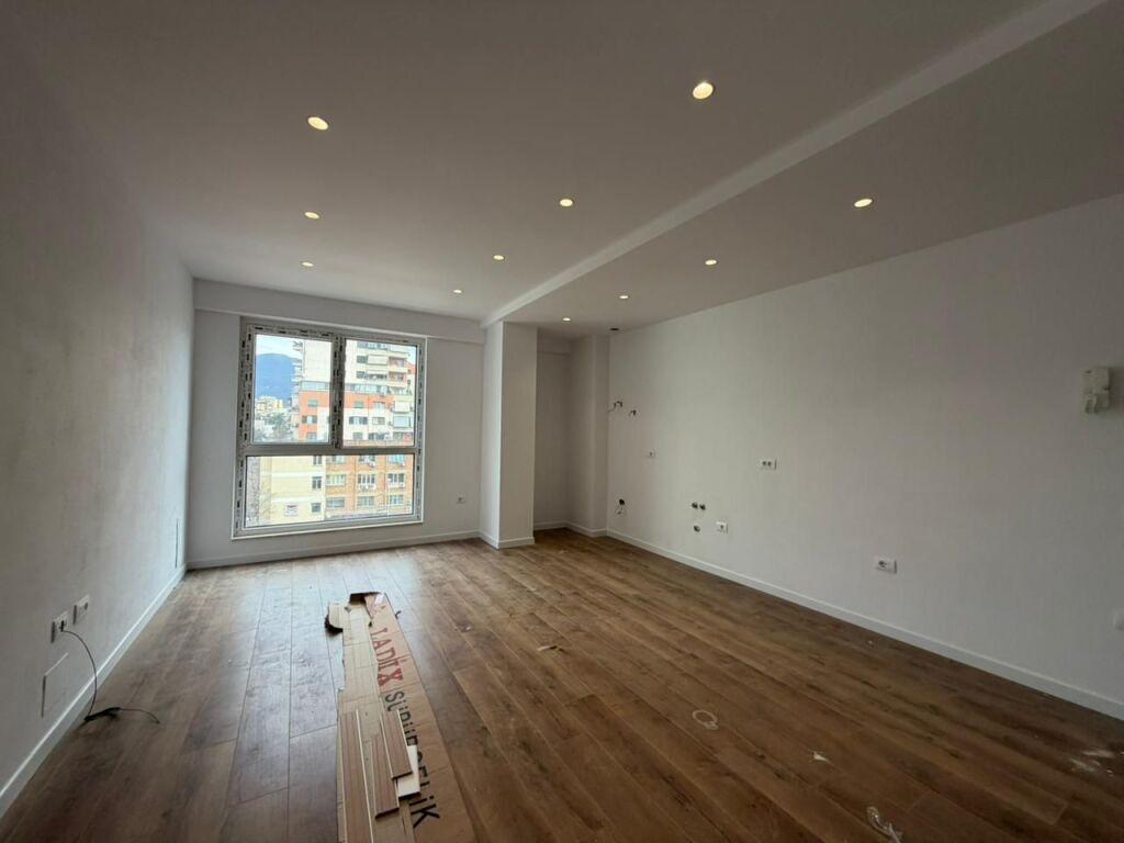 21 Dhjetori, Japim Me Qira Apartament 1+1 Per Zyra