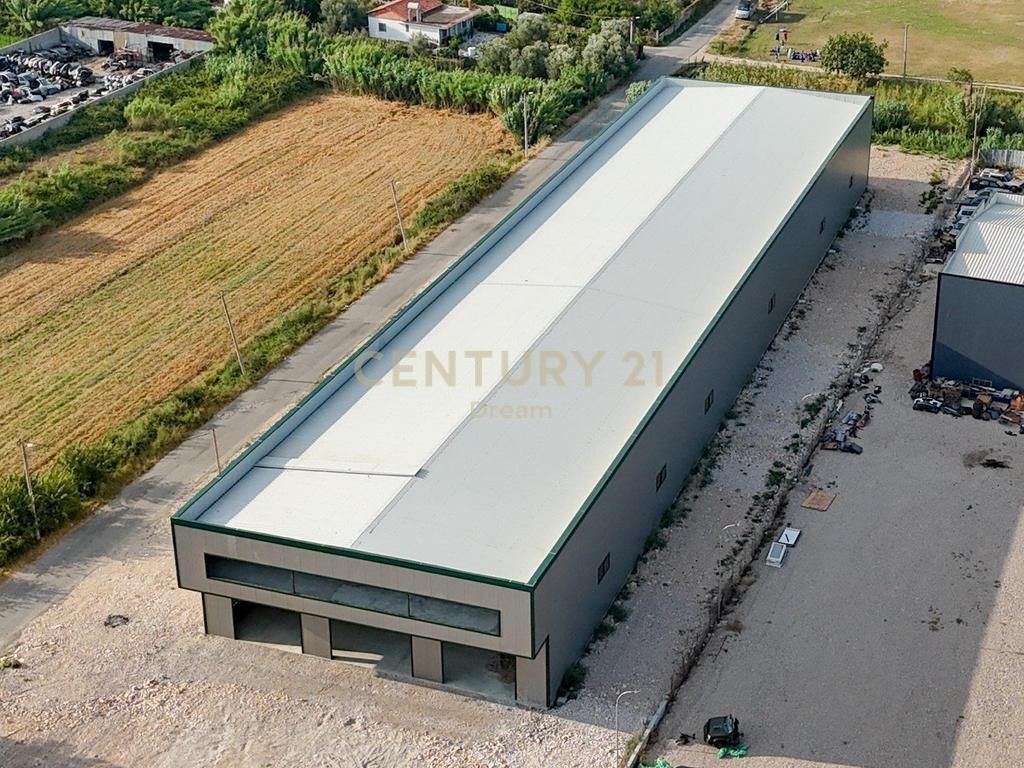 WAREHOUSE FOR RENT IN SHIJAK IN A STRATEGIC POSITION NEXT TO THE MAIN ROAD !!