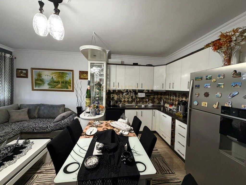 SHITET APARTAMENT 2+1 NE RRUGE TE KAVAJES