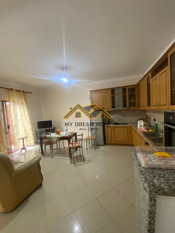 JEPET ME QERA AMBJENT BIZNESI DHE PER FAMILJE (SHTEPI PRIVATE 3+1)