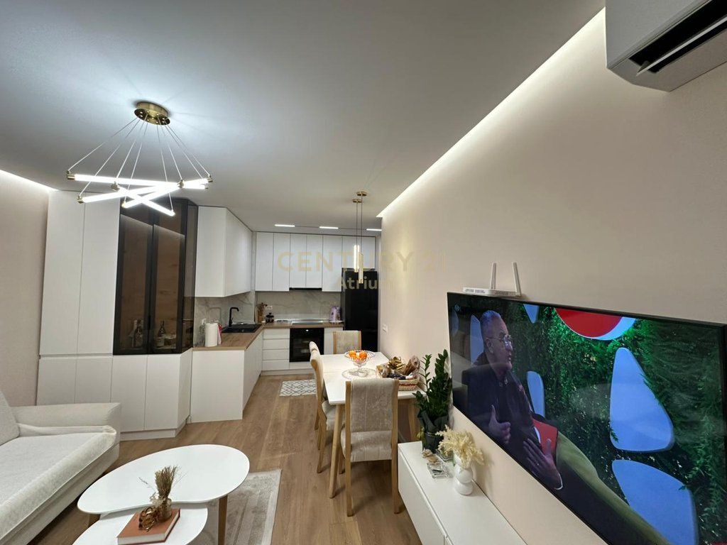 Shitet, Apartament 1+1 Ne Shkozë !