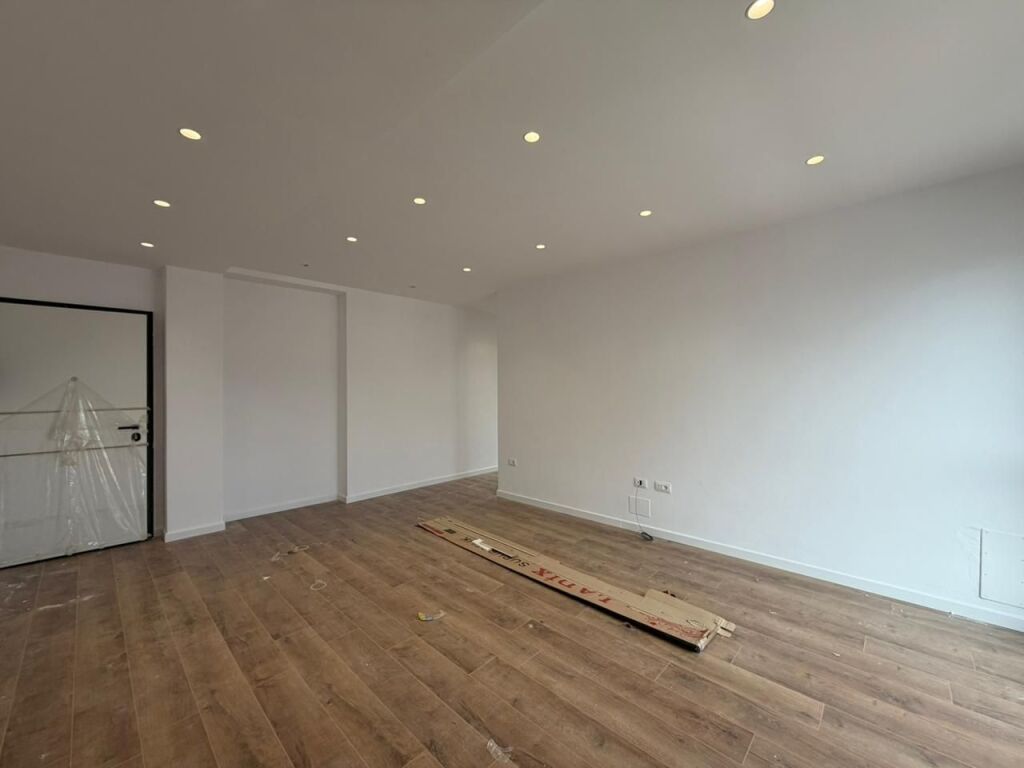 21 Dhjetori, Japim Me Qira Apartament 1+1 Per Zyra