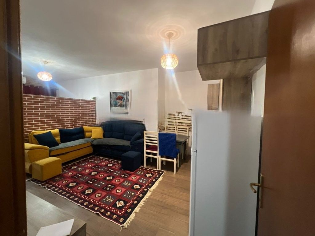 Jepet me qira apartament 2+1 prane pallateve Cabej 350 € /Muaj