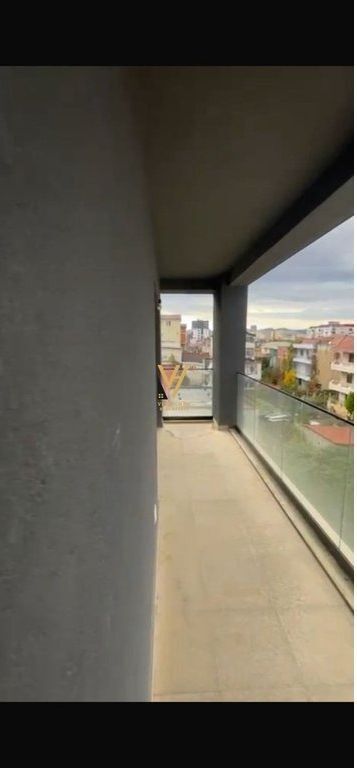 SI OFFRE AMBIENTE 117 M2 IN AFFITTO A 5 MAJI 400 EURO