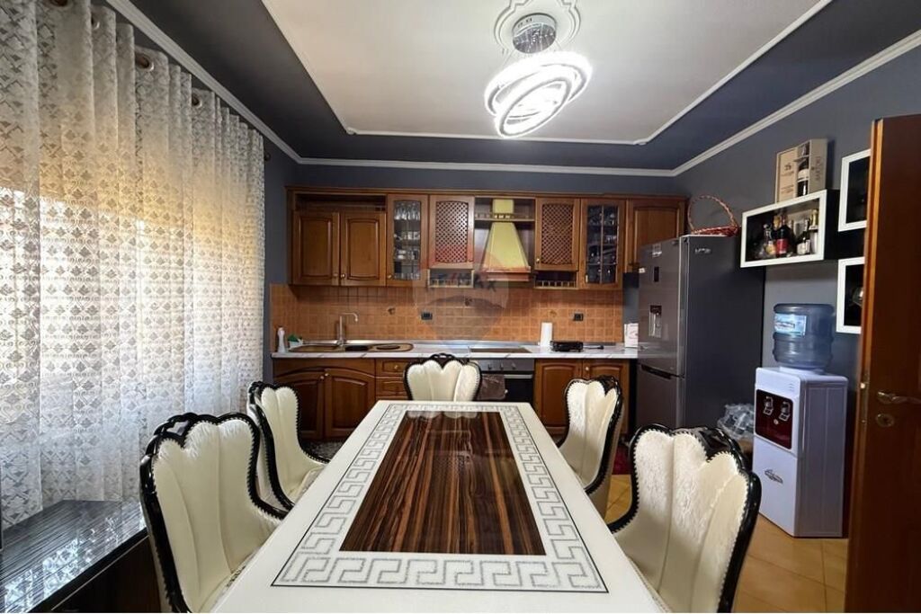 Villa di 3 piani in vendita vicino a Siri Kodres!