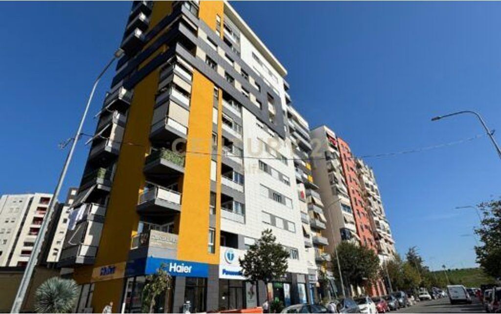 SHITET APARTAMENT 3+1+2 TEK RRUGA E KOSOVARVE