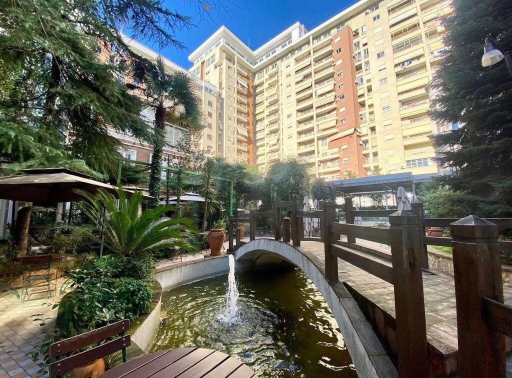 APARTAMENT 2+1  ME QIRA TEK STACIONIT TE TRENIT