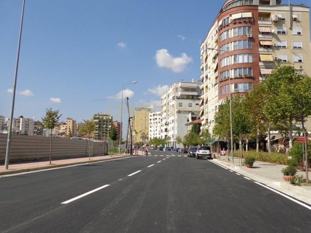SHITET APARTAMENT 3+1+2 TEK RRUGA E KOSOVARVE