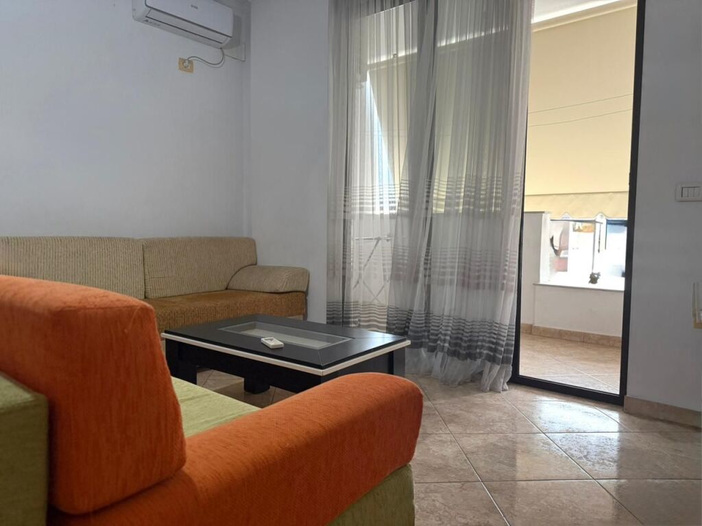APARTAMENT 2+1  ME QIRA TEK STACIONIT TE TRENIT
