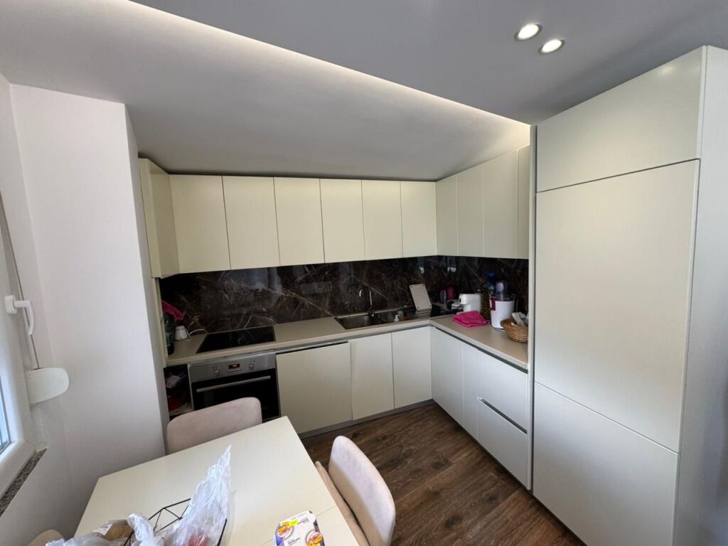 🏡 Shitet apartament 1+1 (papafingo) 📍 Liqeni i Thatë💶 Çmimi: 250.000 €