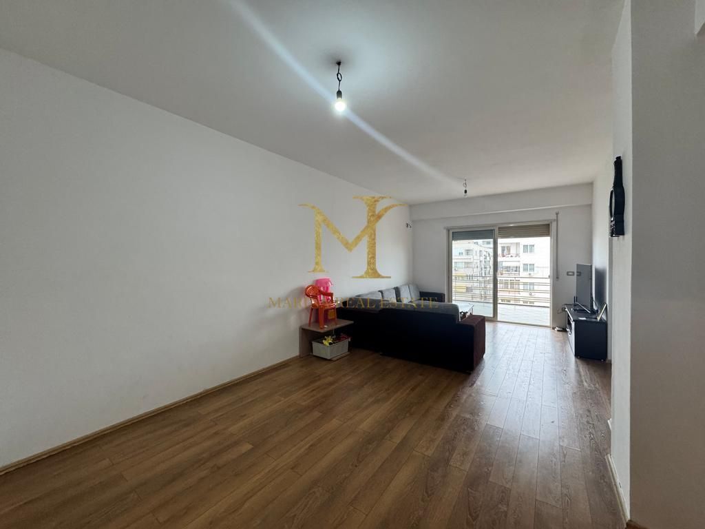 Jepet me qera apartament ne Durres, Stacioni e Trenit, 2+1+2+balkon