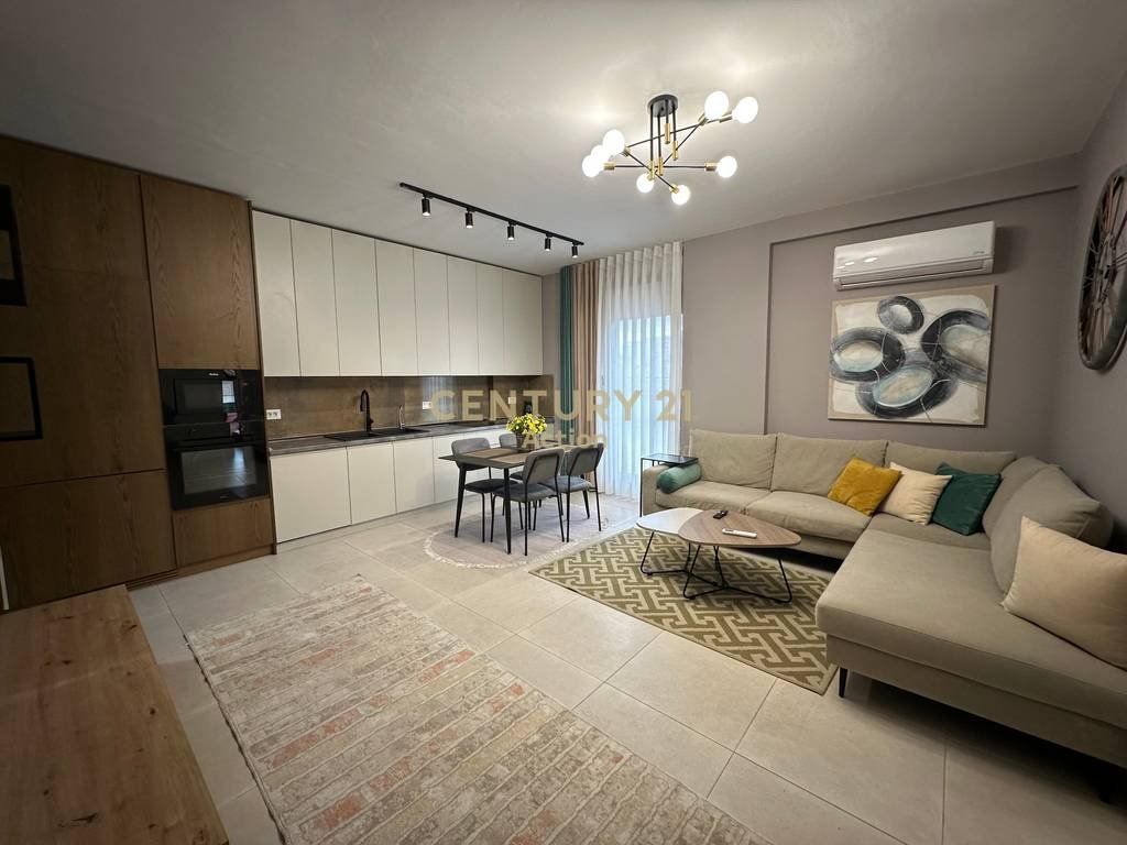 Affittasi 2+1+2 presso Rezidenca Botaniku, (Albania College). 900 € /Mese Sup. Totale 90m2