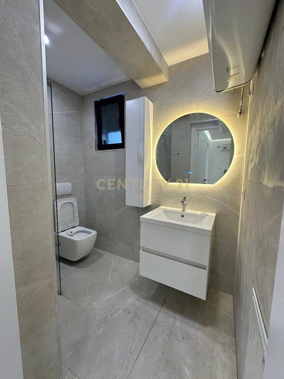 Ufficio in affitto vicino al Lago di Tirana! 700 € /Mese Superficie Totale 105m2