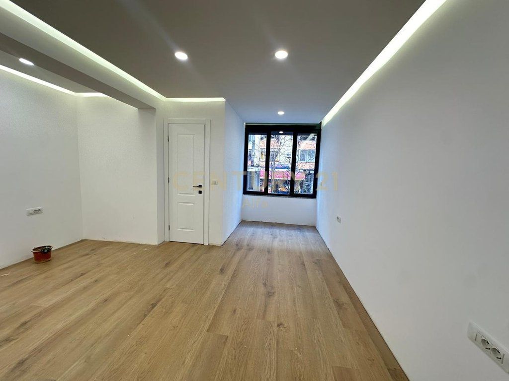 Ufficio in affitto vicino al Lago di Tirana! 700 € /Mese Superficie Totale 105m2