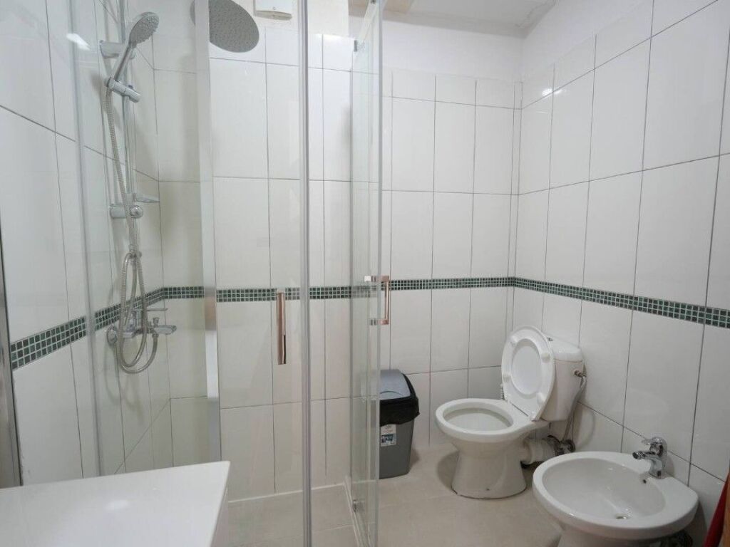 JEPET ME QERA SUPER APARTAMENT 1+1 ME PQMJE DETI NE PLAZH DURRES