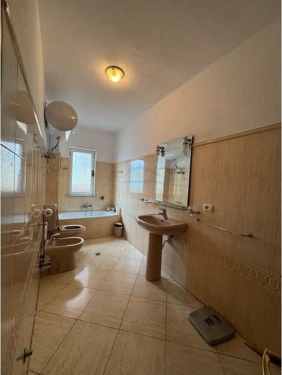 Qira, Penthouse 3+2+2 tek rruga Andon Zako Cajupi, Stadiumi Dinamo, Tiranë.