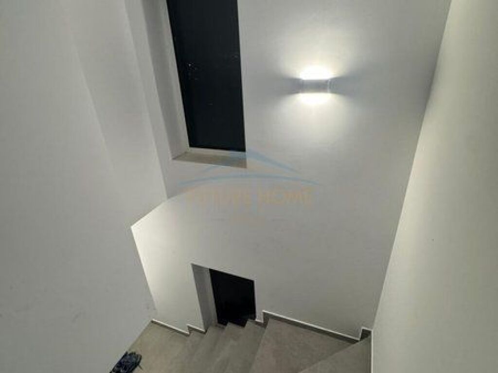 In vendita, villa su 4 piani, Farke, Tirana
