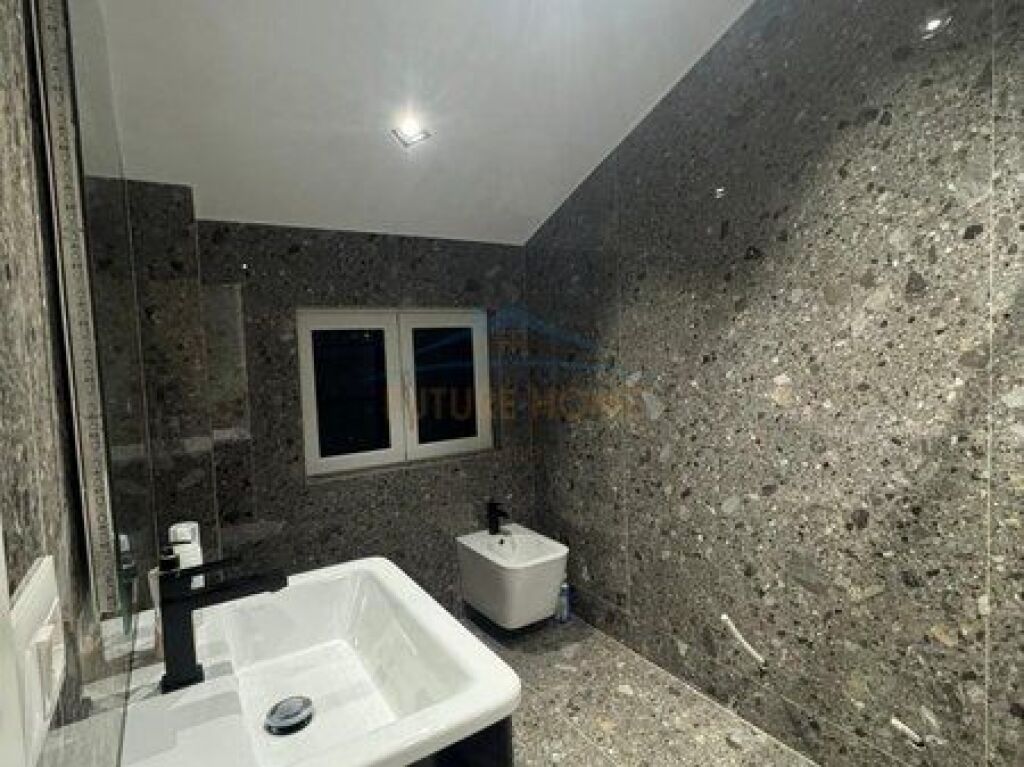 In vendita, villa su 4 piani, Farke, Tirana
