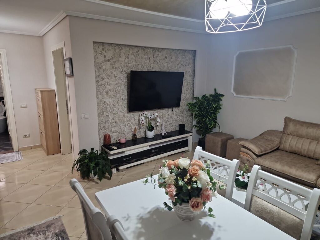 🏠 JEPET ME QERA APARTAMENT 2+1  📍 Përballë Ring Center💰 Çmimi: 65.000 lekë / muaj (pak i diskutueshëm)