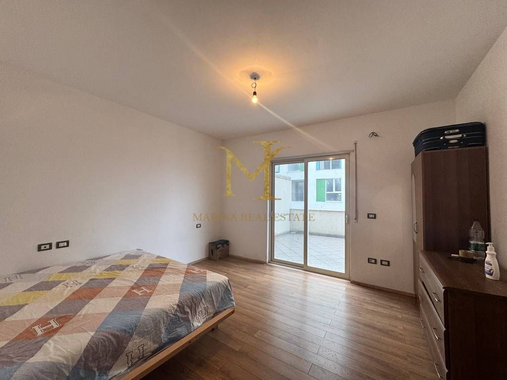 Jepet me qera apartament ne Durres, Stacioni e Trenit, 2+1+2+balkon