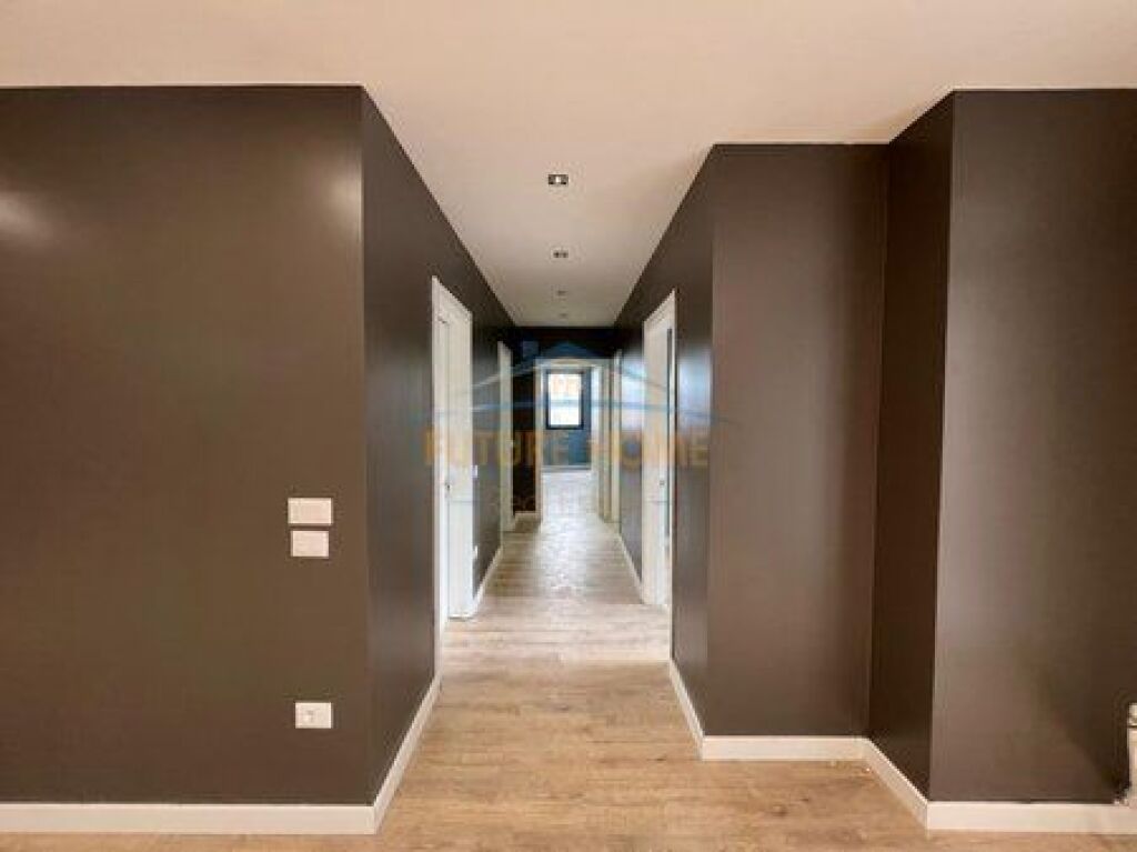 Shitet , Apartament 3+1+2 , Unaza e Re