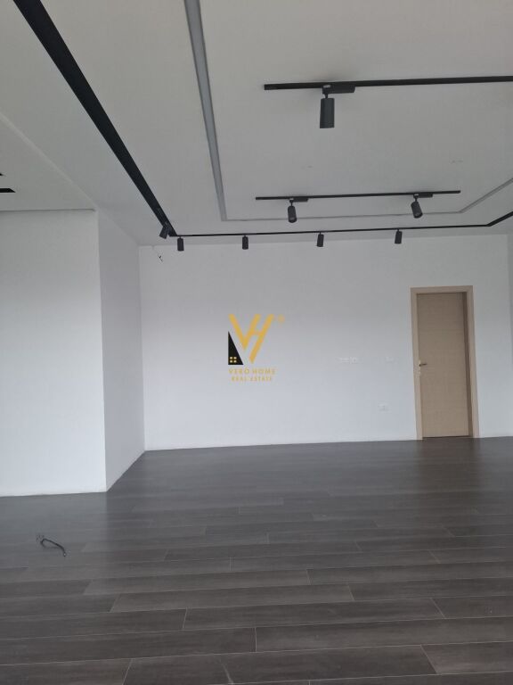 SHOP FOR RENT 70 M2 AT UNAZA E RE 1,000 EURO