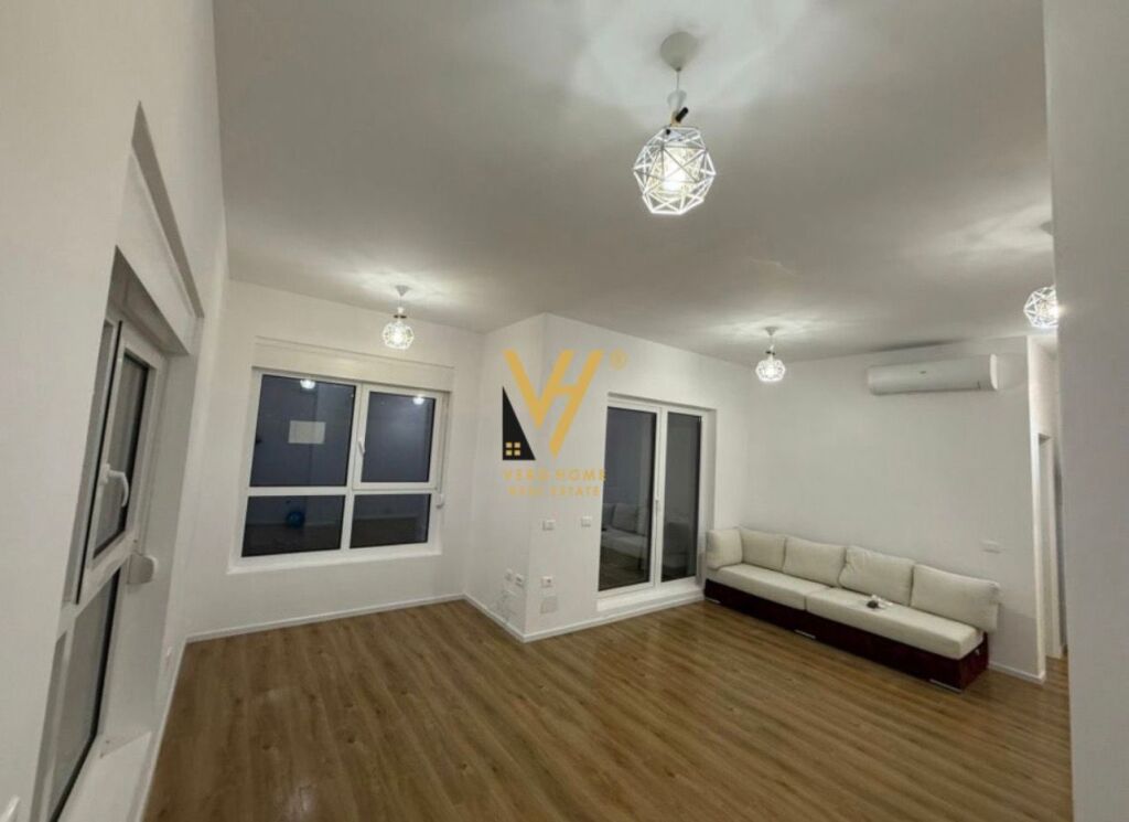 JEPET ZYRE 50 M2 ME QIRA TE KOMPLEKSI KADIU 40.000 LEKE