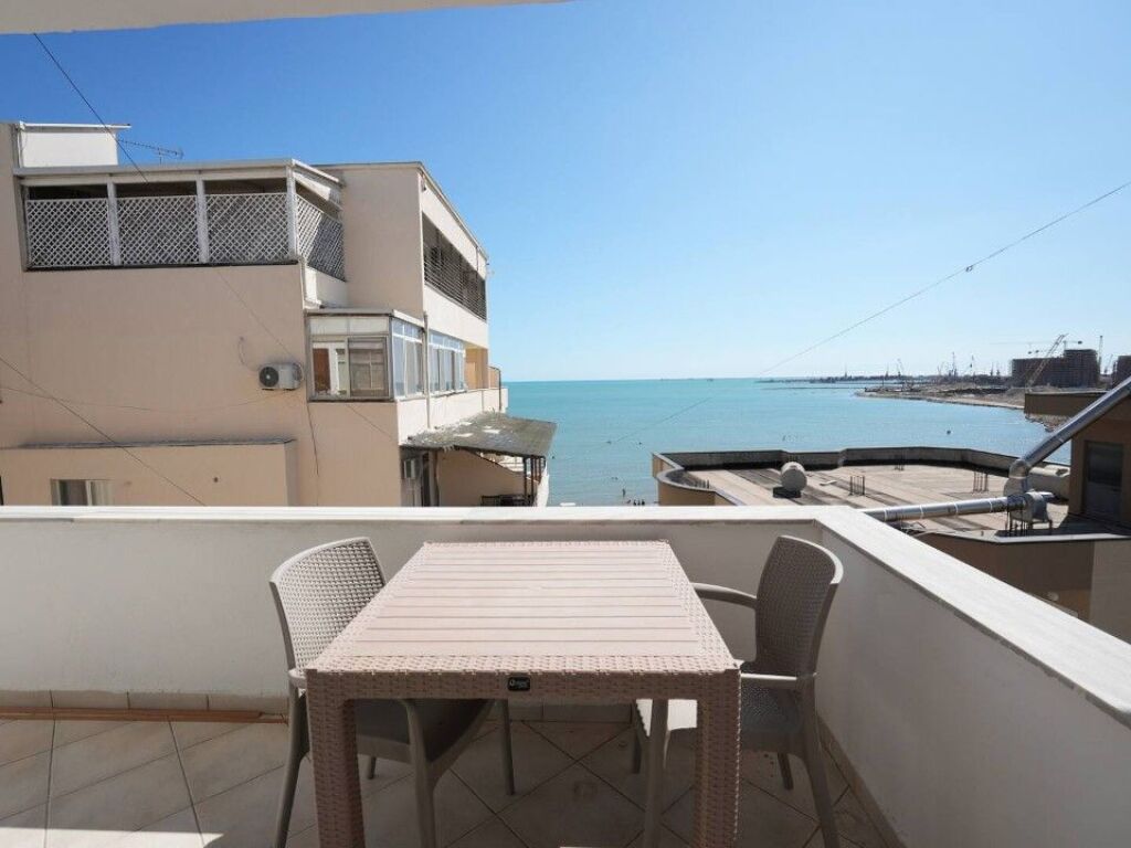 JEPET ME QERA SUPER APARTAMENT 1+1 ME PQMJE DETI NE PLAZH DURRES