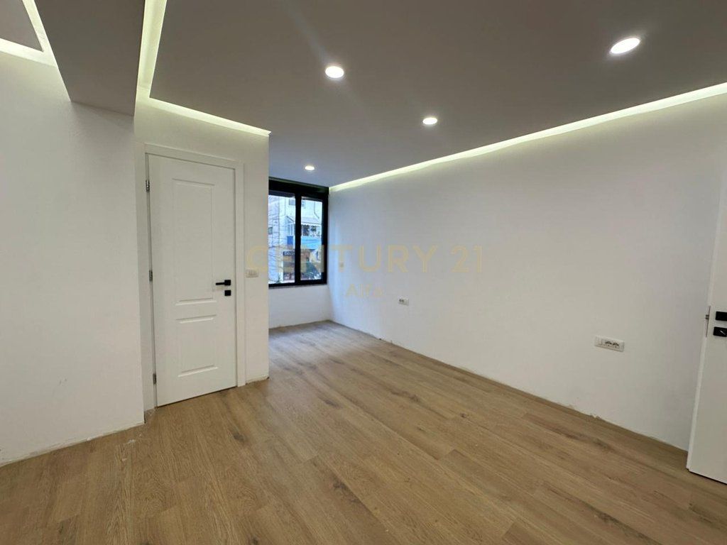 Ufficio in affitto vicino al Lago di Tirana! 700 € /Mese Superficie Totale 105m2