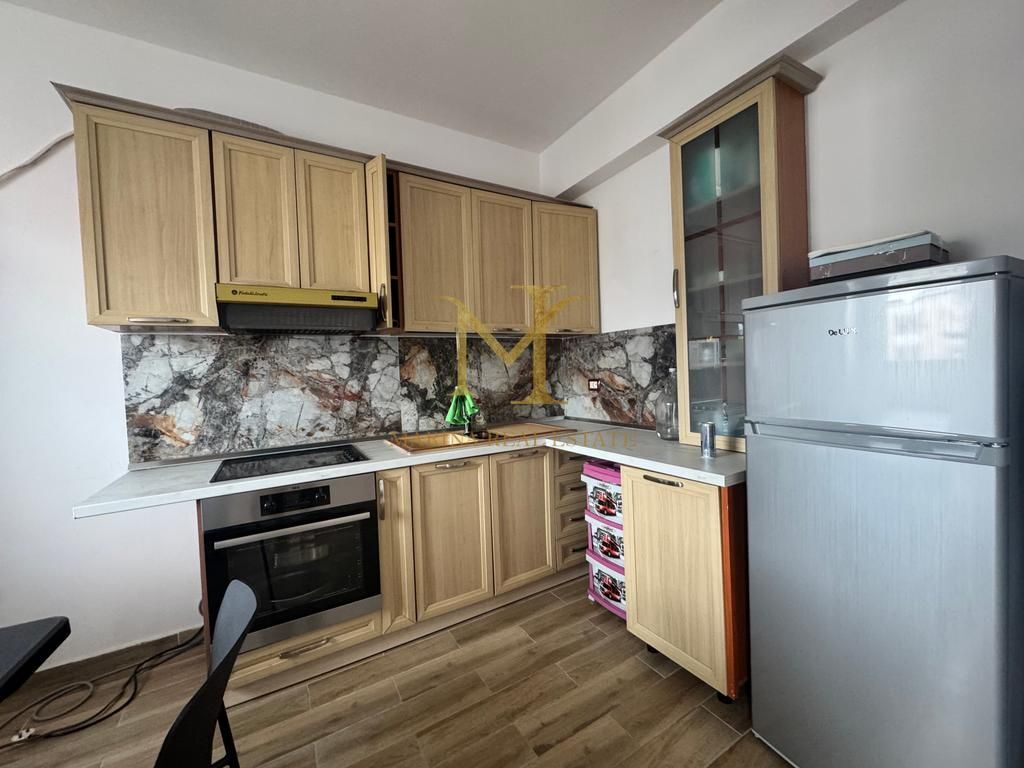 Jepet me qera apartament ne Durres, Stacioni e Trenit, 2+1+2+balkon