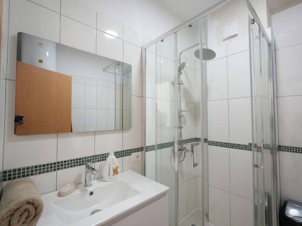 JEPET ME QERA SUPER APARTAMENT 1+1 ME PQMJE DETI NE PLAZH DURRES