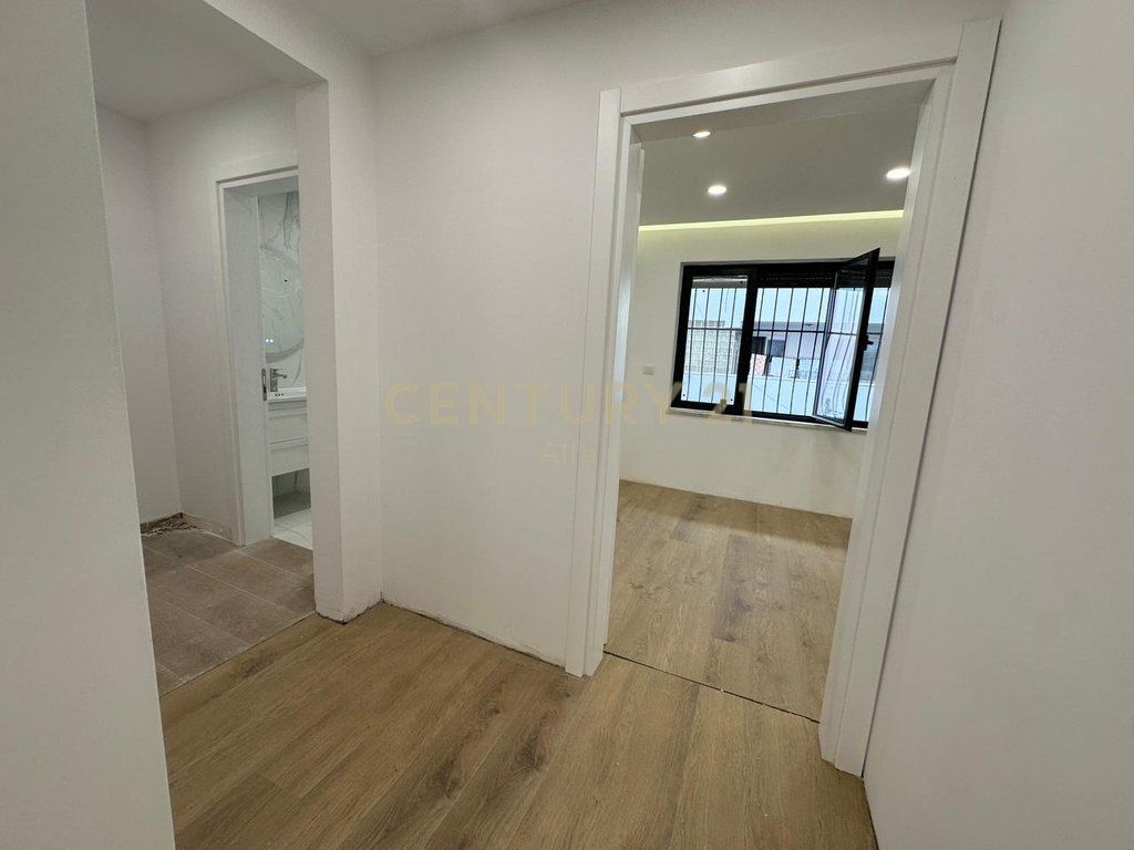 Ufficio in affitto vicino al Lago di Tirana! 700 € /Mese Superficie Totale 105m2