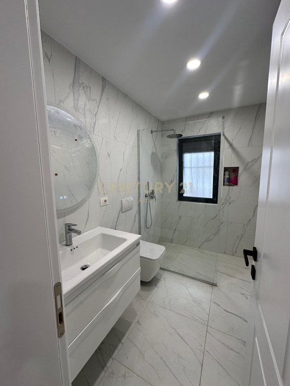 Ufficio in affitto vicino al Lago di Tirana! 700 € /Mese Superficie Totale 105m2