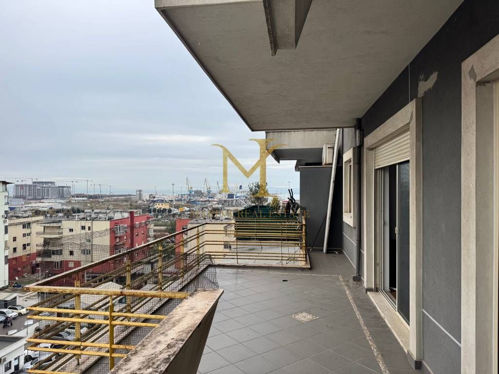 Jepet me qera apartament ne Durres, Stacioni e Trenit, 2+1+2+balkon