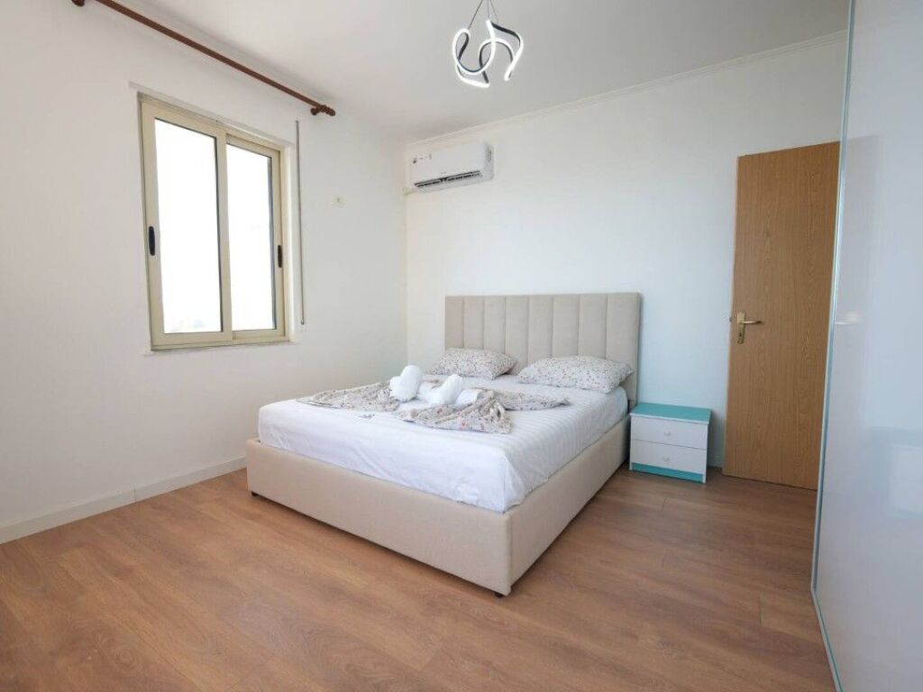 JEPET ME QERA SUPER APARTAMENT 1+1 ME PQMJE DETI NE PLAZH DURRES