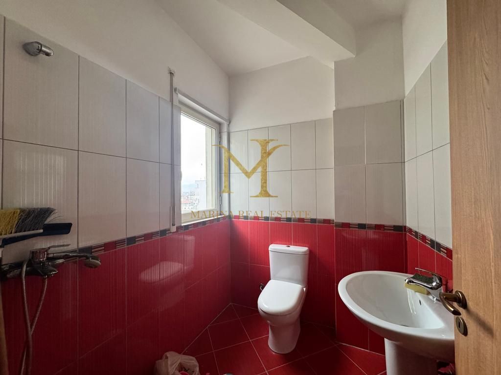 Jepet me qera apartament ne Durres, Stacioni e Trenit, 2+1+2+balkon